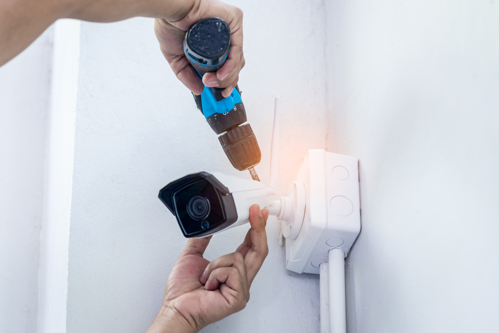 Technician,Installing,Ip,Wireless,Cctv,Camera,By,Screwed,For,Home